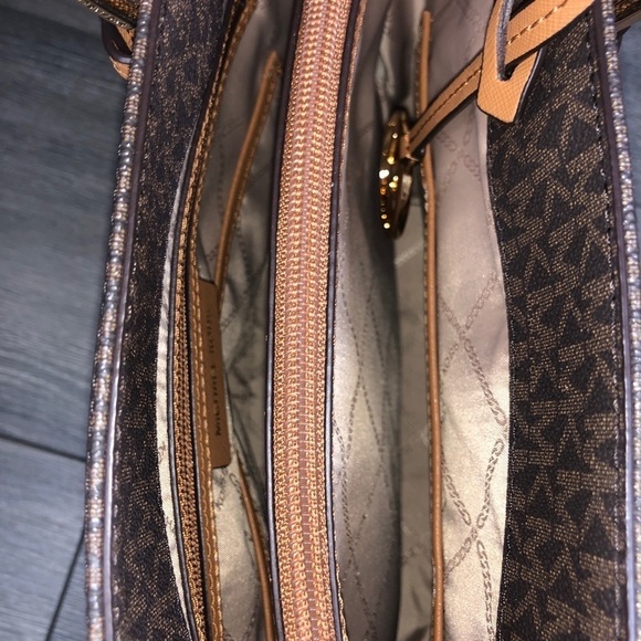 Michael Kors medium shoulder bag - Picture 2 of 7